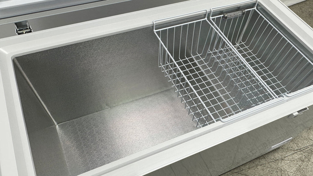 White 12.2 Cu.Ft. Commercial Chest Freezer with Top Open Door C764484