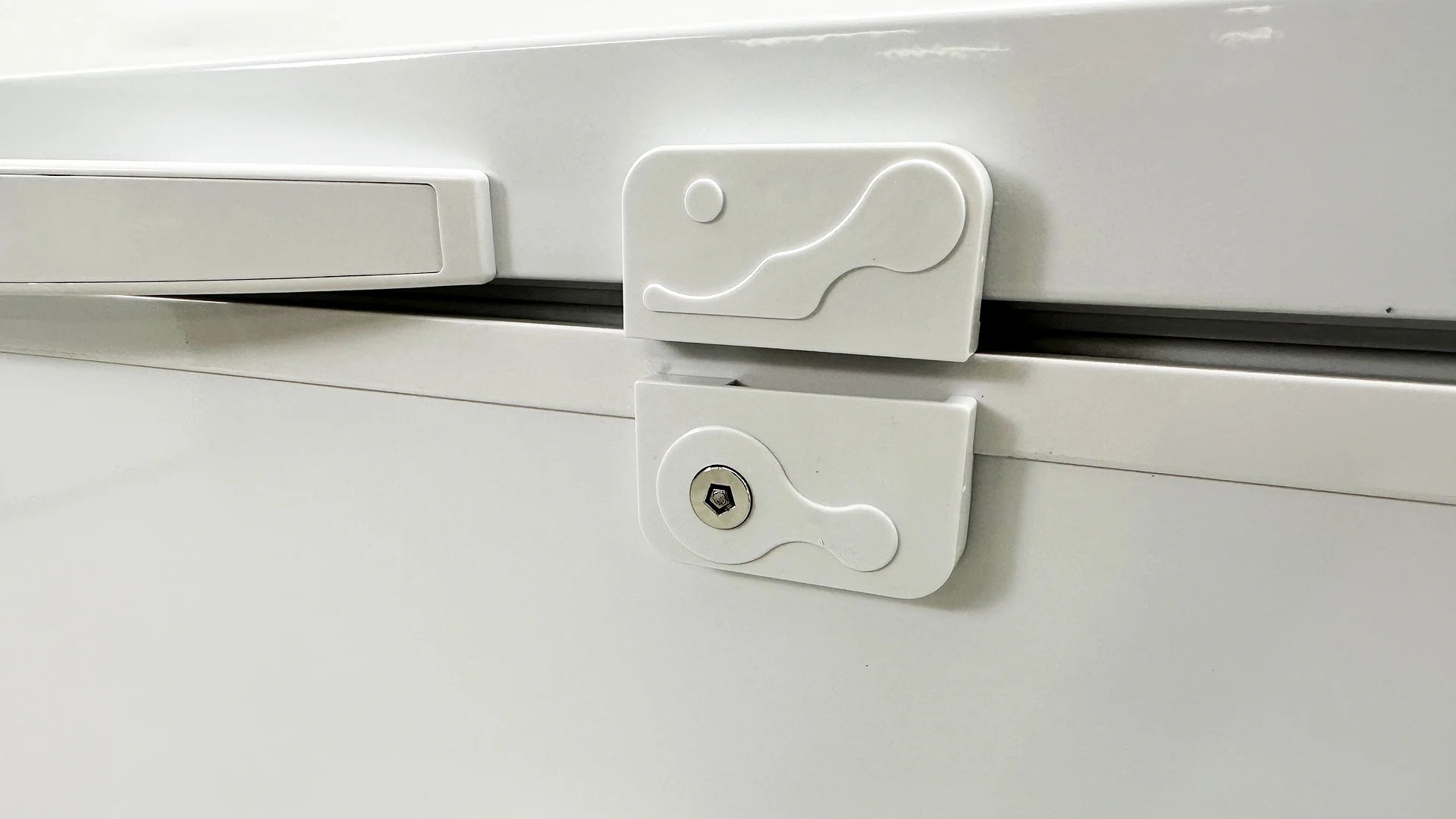 White 12.2 Cu.Ft. Commercial Chest Freezer with Top Open Door C764484